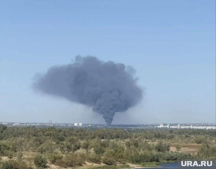 Площадь пожара составляет три тысячи квадратных метров