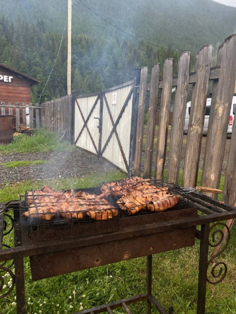 Вечер. Огонь трещит, чай горячий, а рядом — горы, которые будто охраняют покой