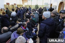 Гигантские очереди образовались в связи с увеличением госпошлины на водительские права (архивное фото)