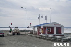 На главной переправе ЯНАО из-за ветра остановили работу паромов