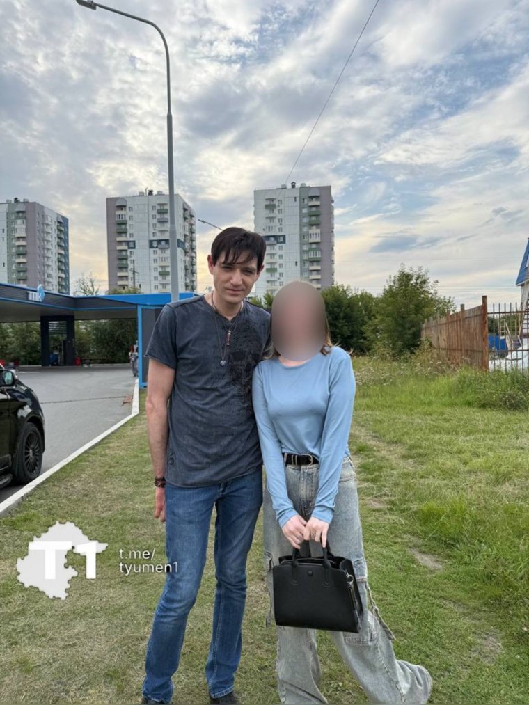 Жительницы Тюмени фотографируются с телезвездой