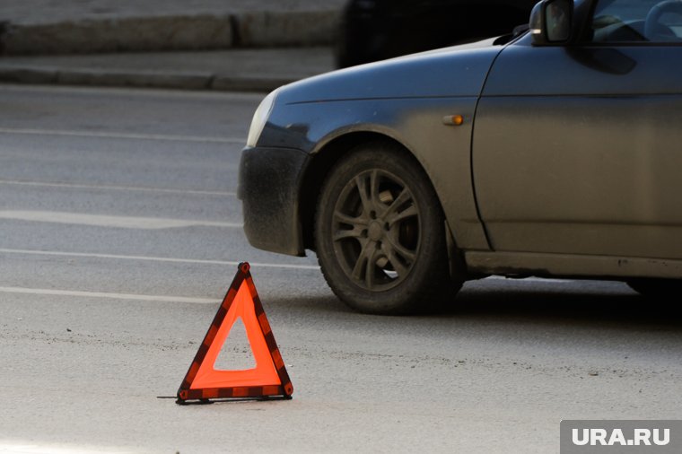 В Новом Уренгое водитель получил травмы в результате столкновения двух "Лада Ларгус"