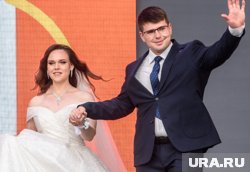 Моор поздравил молодоженов