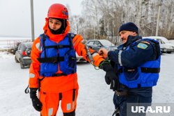 Детей из реки достали спасатели с помощью лестницы (архивное фото)