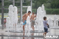 Дети часто купаются в фонтанах без обуви