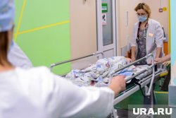 Ребенка готовят к переведу из реанимации в педиатрическое отделение