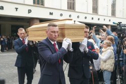 Актрису проводили бурными аплодисментами
