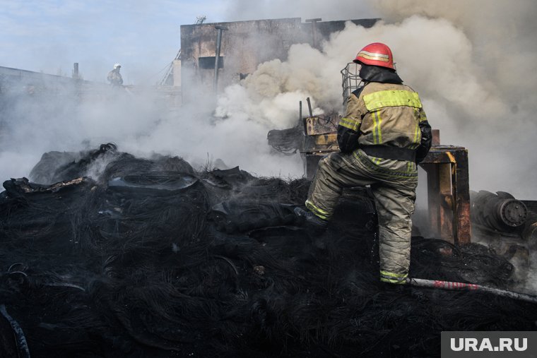 Пожарные потушили огонь около десяти утра