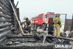 Причины пожара в деревянном доме выясняют дознаватели