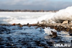 Семья застряла на лодке во льдах озера (фото из архива)