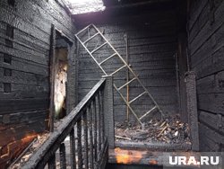 В Уральском продолжают гореть старые деревянные дома