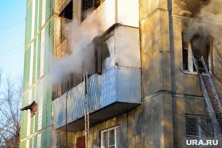 Огонем были охвачены балконы на первом и втором этажах