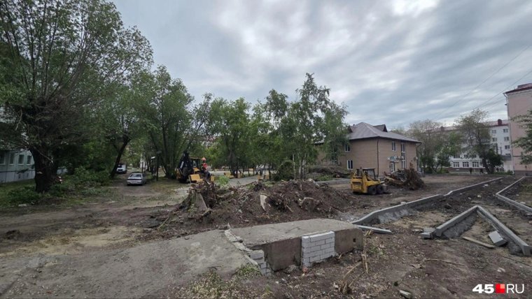 В Кургане снесли деревья у сквера на улице Мяготина для нового проезда