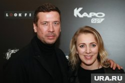 Анна поддерживает Андрея во всех его начинаниях, и их семья считается образцовой