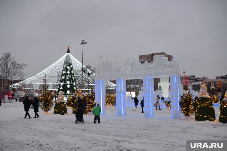 На площади 400-летия Тюмени открыли ледовый городок с новогодней елкой и резиденцией Деда Мороза