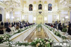 На фотографии торжественный обед от имени президента России для глав делегаций