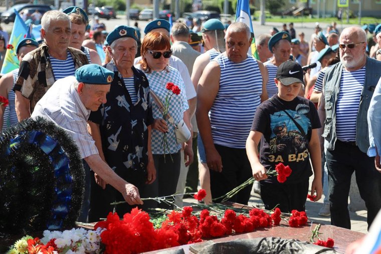 Десантники и их семьи возложили цветы к мемориалу погибших воинов