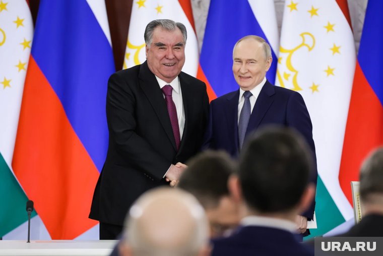 Путин подарил Рахмону картину и монографию