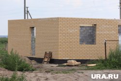 Строительная компания не завершила возведение дома в срок