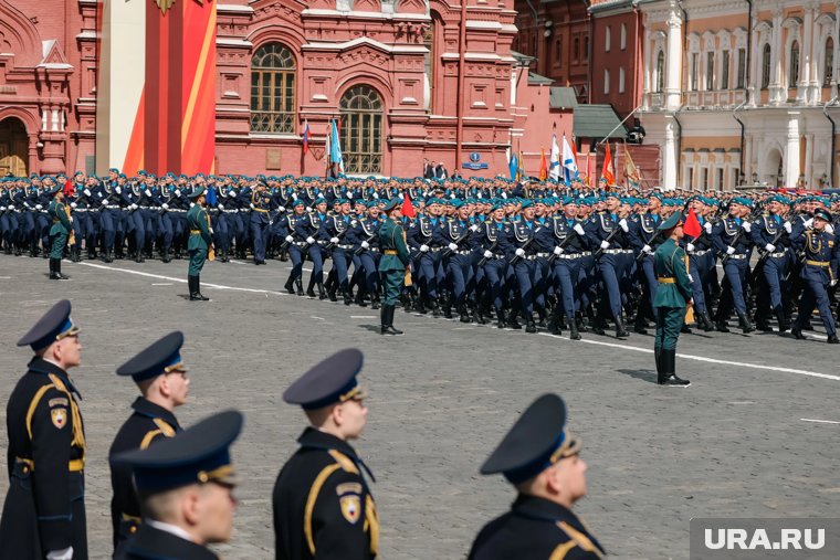 Путин назвал символичным, что подразделения стран СНГ маршировали на Красной площади вместе с российскими военными