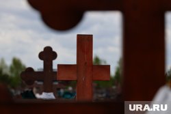Мигранты забрали еду с кладбища в Урае
