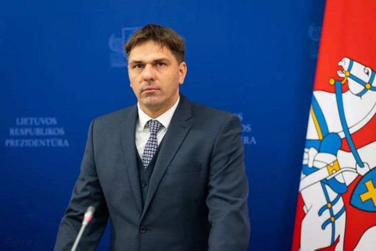 Адомавичюс уйдет в отставку из-за отказа сказать, чей Крым