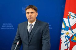 Адомавичюс уйдет в отставку из-за отказа сказать, чей Крым