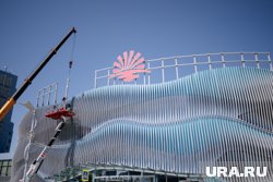 Вывеску начали монтировать еще в 20-х числах мая 