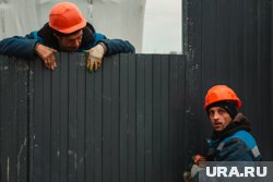 Соседи уже начали строить двухметровый забор (архивное фото)