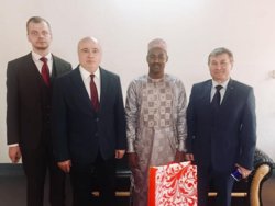 Глава Представительства Минобороны РФ в ЦАР генерал-майор Галимуллин (справа) с министром животноводства и ветеринарии ЦАР Бубой