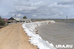 Вода уже подобралась к земляному валу