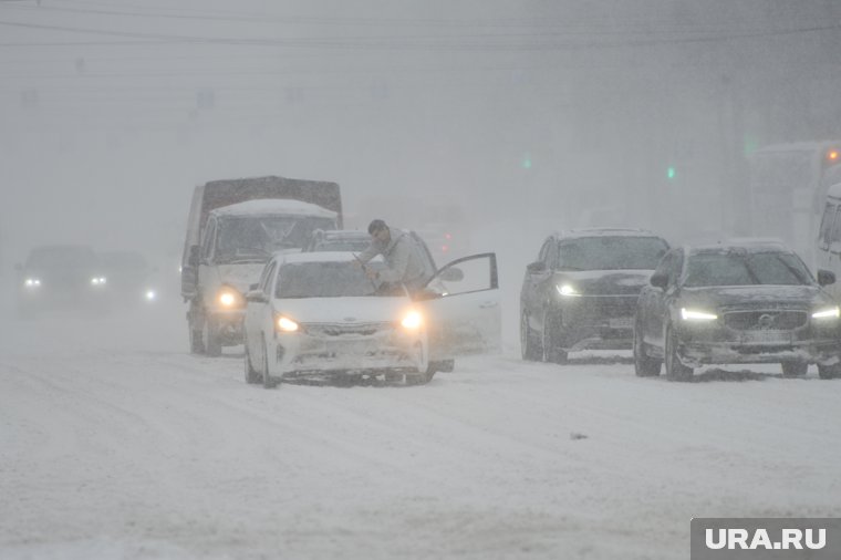 Непогода парализовала движение на нескольких трассах в ЯНАО