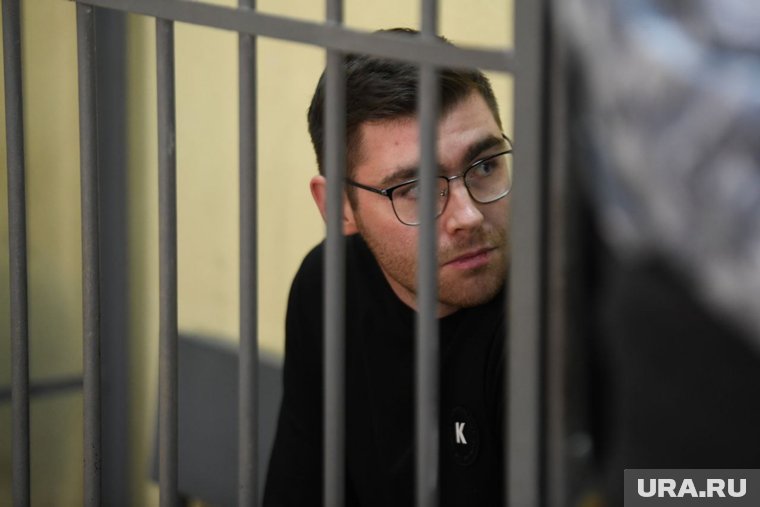 Денис вину не признает, сам факт взятки отрицает