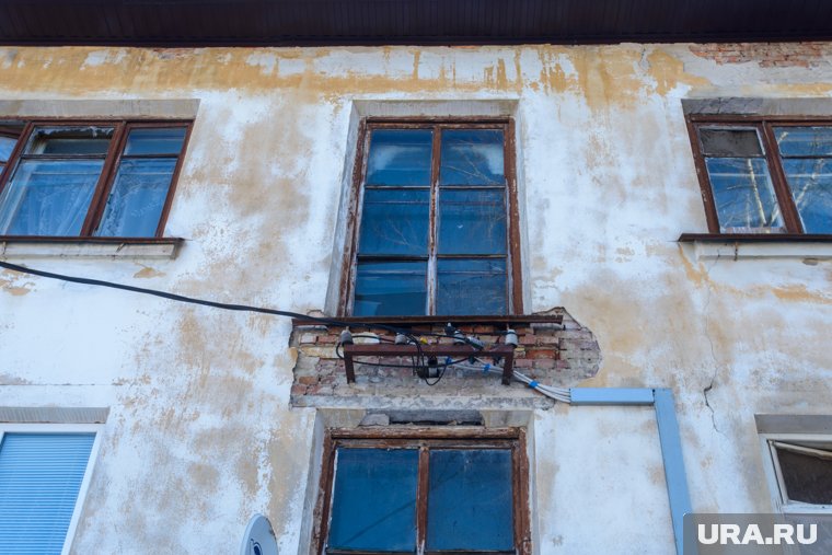 Жители дома по Невежина не могут дождаться расселения (архивное фото)