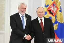 Путин вручил премию историку Николаю Макарову