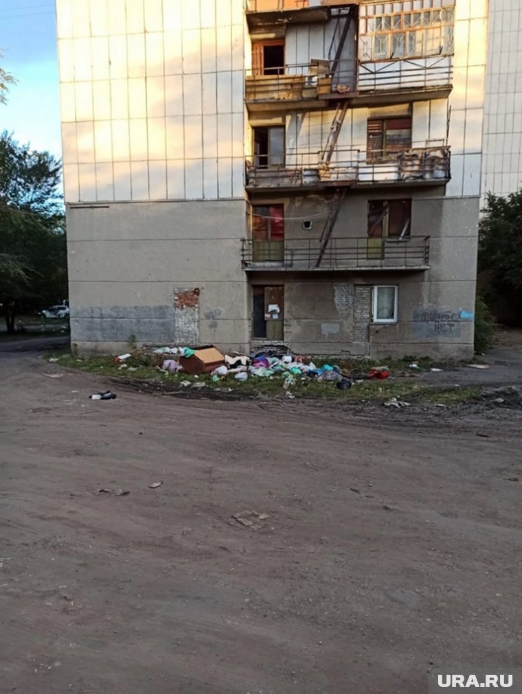 Мусор жильцы выбрасывают у здания