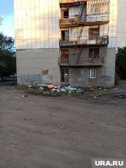 Мусор жильцы выбрасывают у здания