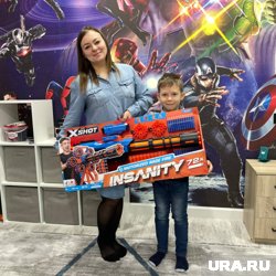 Андрей Бандурко подарил бластер семье из Губкинского
