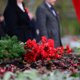  Мэр, губернатор и ветераны возложили цветы к стеле «Город трудовой доблести» в Тюмени. Видео