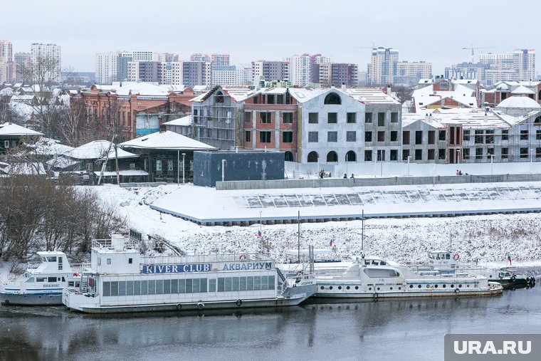 Комплекс располагается на левом берегу Туры 