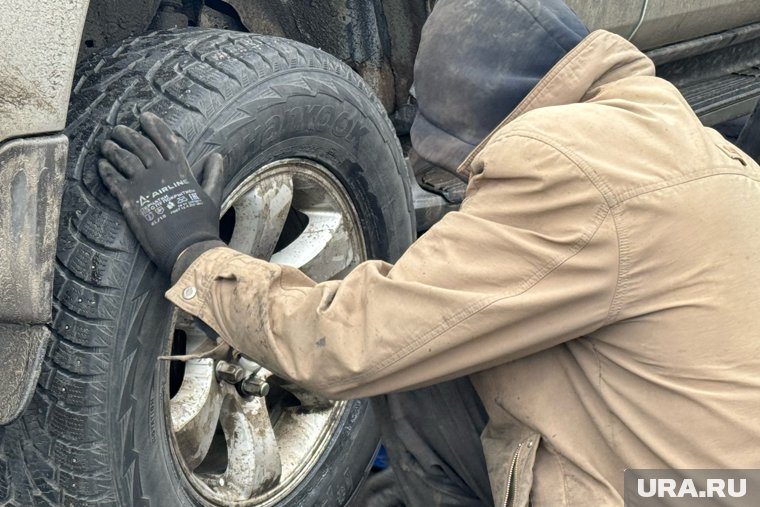 Шины начали менять в Тюмени в преддверии первого снега 