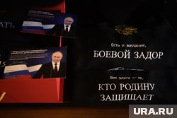 Футболки с цитатами Путина, свистульки и пряники: что продают на «Иннопроме». Фото