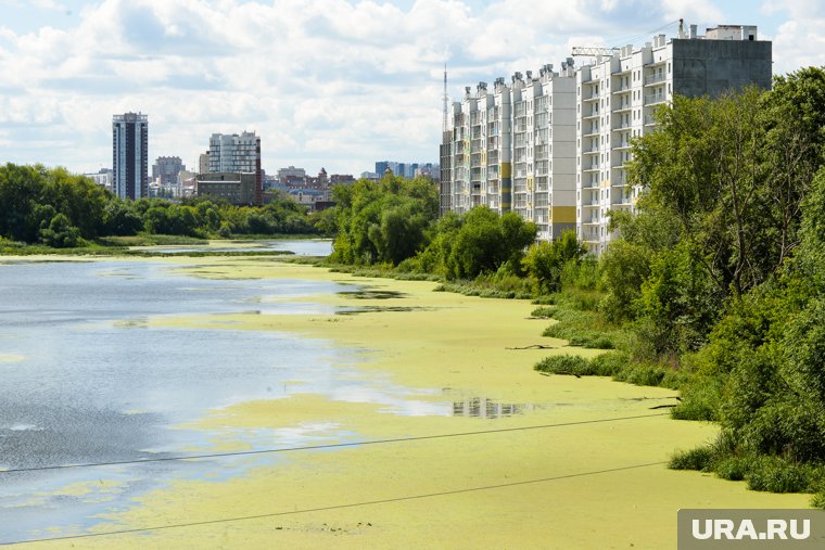 Пятно появилось на реке Миасс возле Ленинградского моста (архивное фото) 