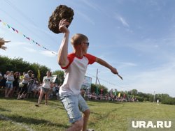 В селе Крылово Пермского края прошел юбилейный фестиваль по метанию коровьих лепешек