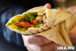 Соседство ларька с шаурмой и мурала памяти ветерана Великой Отечественной возмутило вартовчан