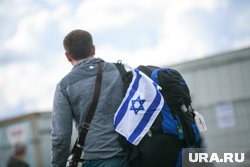 Среди протестующих были замечены люди в масках, которые сжигали флаг Израиля