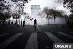 Во Франции люди выходят на улицы из-за правления Макрона