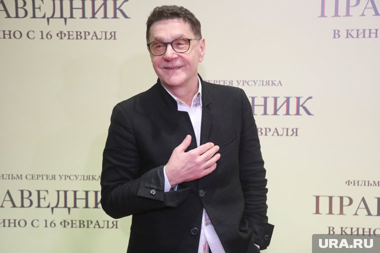Впервые выйти на сцену Сергея уговорила его учительница английского