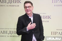 Впервые выйти на сцену Сергея уговорила его учительница английского 