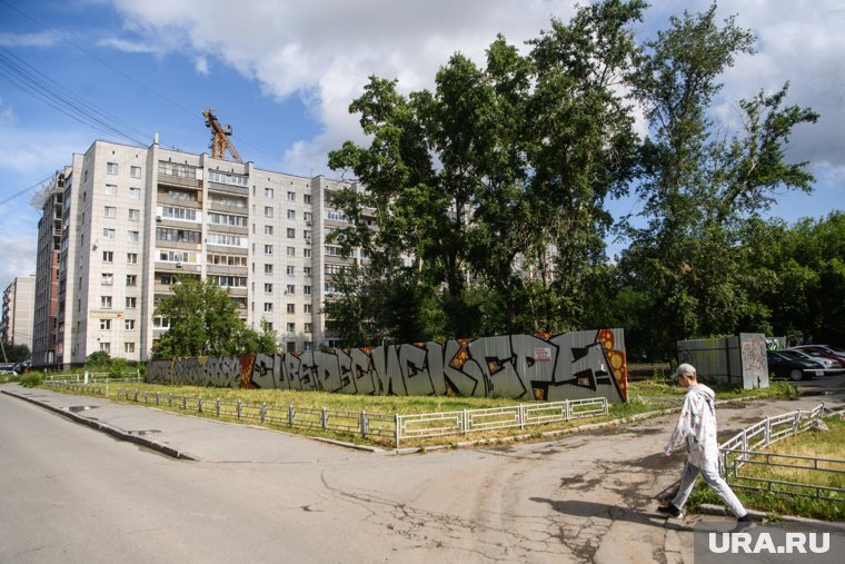 Вся территория Дома Малахова обнесена забором 